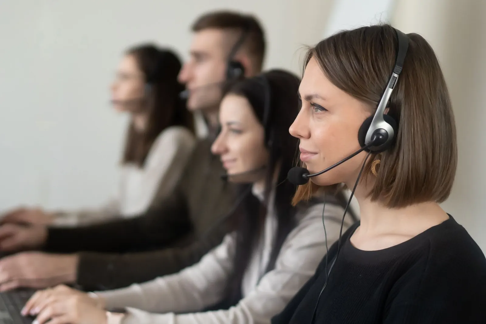 Conseillers au casque en open space